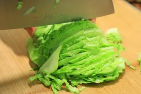 一把面条加上一个包菜，想不到这么好吃，我家一周吃6次，真解馋图片