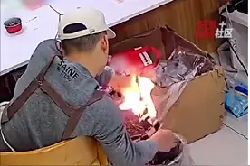 一男子闲来无事拆鼓包旧电池致起火自燃图片