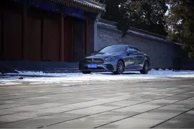奔驰E300：新款全系标配2.0T+9AT 买这车一定要看完图片