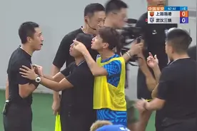 中超裁判再抢镜！马宁半场向武汉三镇掏4黄2红，社交媒体被球迷骂声刷屏：你毁了这场比赛图片