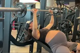 33岁女子怀孕36周仍坚持健身图片