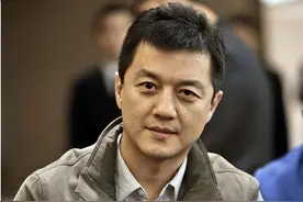 李亚鹏在别墅小院种菜被警告 发视频向物业人员道歉图片