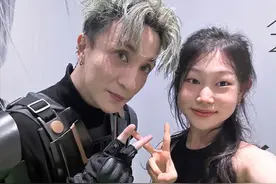 女大十八变！小沈阳晒女儿成功追星薛之谦的合照，17岁沈佳润穿背心笑着比V被赞：小公主真是越来越漂亮了图片