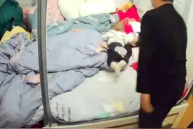 丈夫故意把孩子弄哭丢给发烧妻子，女子：说不清的心酸，他跟没事人一样走开了图片