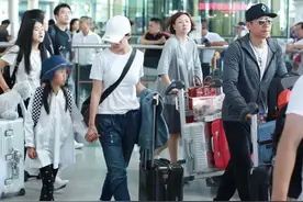 袁泉夏雨一家三口，夏雨全程陪护像跟班图片