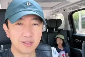 鄢颇幸福晒女儿，却被嘲当初李小冉怎么会看上他，不生气淡定回应图片
