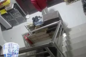 男子私闯民宅后返回现场“吃瓜”被抓获图片