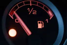 汽车行驶途中，如果油表灯亮了，还能够跑多远？图片