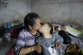 盲人母亲与脑瘫儿子：嘴对嘴喂养22年，乐观精神感染千万网友图片
