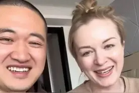 俄罗斯美女远嫁东北，生俩娃，妈妈来中国，受到公婆热情款待图片