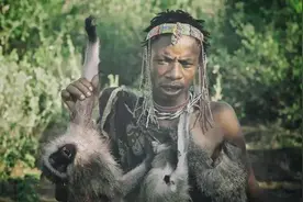 非洲最原始部落：抓狒狒当主食，蝙蝠当凉菜，猛兽见到他们都害怕图片