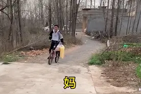 河南一男孩骑车给已和爸爸离婚的后妈送米糕，后妈看到心疼又感动图片