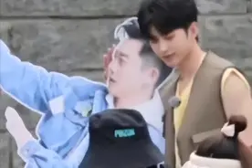 郑恺暂停跑男录制，回家陪妻子苗苗待产，路透照变人形立牌图片