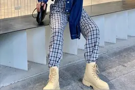 阔腿裤不时兴了！当下流行“校服裤+靴子”，意外的时髦还显瘦图片