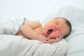 三个月宝宝就能睡整觉，医生的解释让宝妈气炸，后悔把娃给婆婆带图片