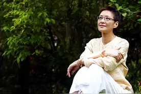 岁月沉淀的美才最优雅，看69岁胡因梦老了也时髦，知性又端庄图片