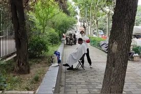 马路边上的理发小摊，剪一个头发，只需5元钱，你剪吗？图片