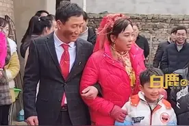 45岁女子带5个孩子嫁给初恋，亲友：新郎为了爱情，愿意与她共同抚养孩子图片
