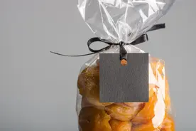 超市的免费塑料袋，别再随意扯回家用了，如何安全挑选塑料袋？图片