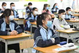 上海某校一男生火了，身穿“一套房”去上学，同学表示不太敢靠近图片