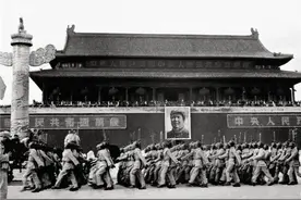 开国大典前夜毛主席画像下多出一行字，周恩来严肃下令：抓紧改正图片