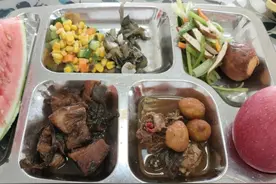 江苏女子晒工作餐，上半年和下半年差距大：没有对比就没有伤害图片