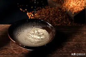 在白酒里滴一滴油，就能分辨好酒坏酒，建议喝酒的酒友都看看图片
