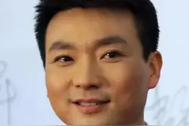 康辉：29岁娶初恋，结婚22年坚持不要孩子，父母心愿成遗愿图片