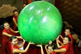 2003年，陕西男子挖到重6吨夜明珠，估值26亿无人买，如今成路灯图片