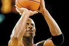 篮球场上的争议球——罚球时先打板违例吗？图片