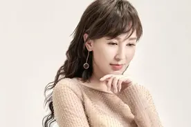 她19岁与导演私奔，裸婚在地下室连生3胎，今丈夫用7部剧将她捧红图片