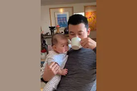 朱珠老公罕晒带娃照，小宝贝馋咖啡两眼放光，口水直流萌态十足图片