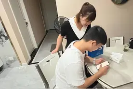 女生复读两年高考查分168，爸爸激动大笑：30万彩礼到手图片