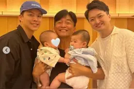 吴宗宪2名超帅女婿罕见同框！双手抱2孙提早庆祝父亲节图片