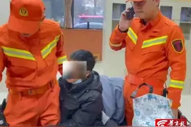 “没事，不要慌”！小伙紧紧抱住西安一消防员大腿求助：只想回家图片
