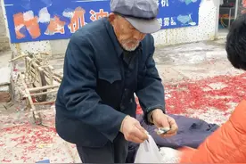 宜宾72岁大爷为供车贷，捡破烂翻出33年茅台瓶，行家：车贷别愁了图片