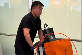 王楚钦8年终捧杯，国乒回国抵北京，王皓多哈奖金全换爱马仕宠妻图片