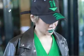 宁静真大胆！穿超短裤搭镂空丝袜时髦抢镜，涂绿色口红太个性了图片