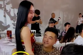 51岁魏三参加活动，和长裙女孩亲密接触，搂腰掐臀，眼神引热议图片