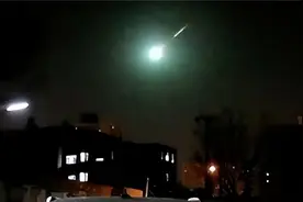 不明飞行物照亮我国夜空，多地网友亲眼目睹，闪光一刻亮如白昼图片