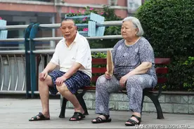 人老了我才发现，儿女双全的父母是最难的，因为要面临这3大难题图片