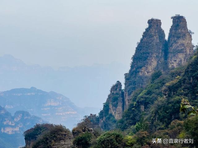 绵绵秋雨过后，杨树岭的路湿滑难行，唯峰顶的美景一如往常