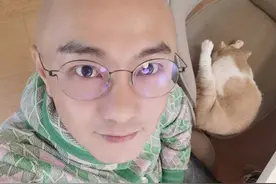 张卫健低调庆57岁生日，浓眉大眼皮肤显紧致，两位至亲皆不在身旁图片