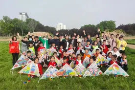 【文明实践】巧手绘风筝 春风放纸鸢——巩义市杜甫路街道安康社区开展亲子手绘风筝活动图片