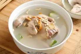 炖鸽子汤，要不要焯水？大厨分享2个秘诀，营养不流失，汤浓肉香图片