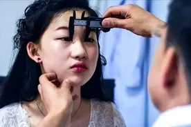 19岁少女削肉剔骨整成刘亦菲，8年后，她终归走上不同的路图片