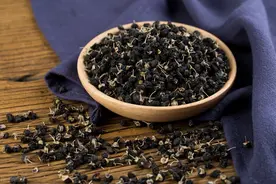 壹邦小知识：黑枸杞泡酒是什么颜色？一斤黑枸杞泡几斤白酒图片