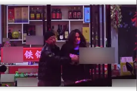 35岁尹正凌晨聚餐，醉到披头散发形象全无，走路晃悠要人一路搀扶图片