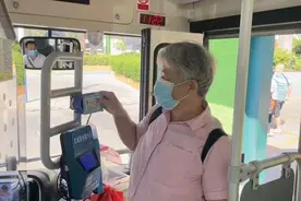 全区首个推行！广西区内70岁以上老人在梧州刷身份证就能免费乘公交车图片