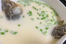 鱼腥味的“死对头”，炖鱼时往里放1勺，鱼肉更加鲜嫩，腥味全无图片